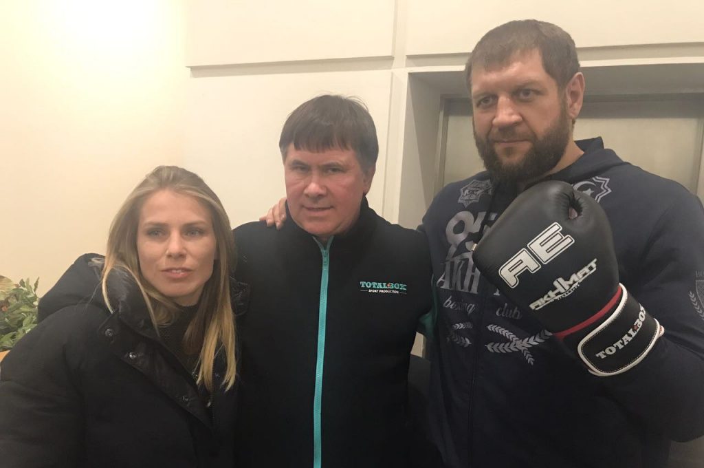 Александр Емельяненко в именных перчатках «TOTALBOX»