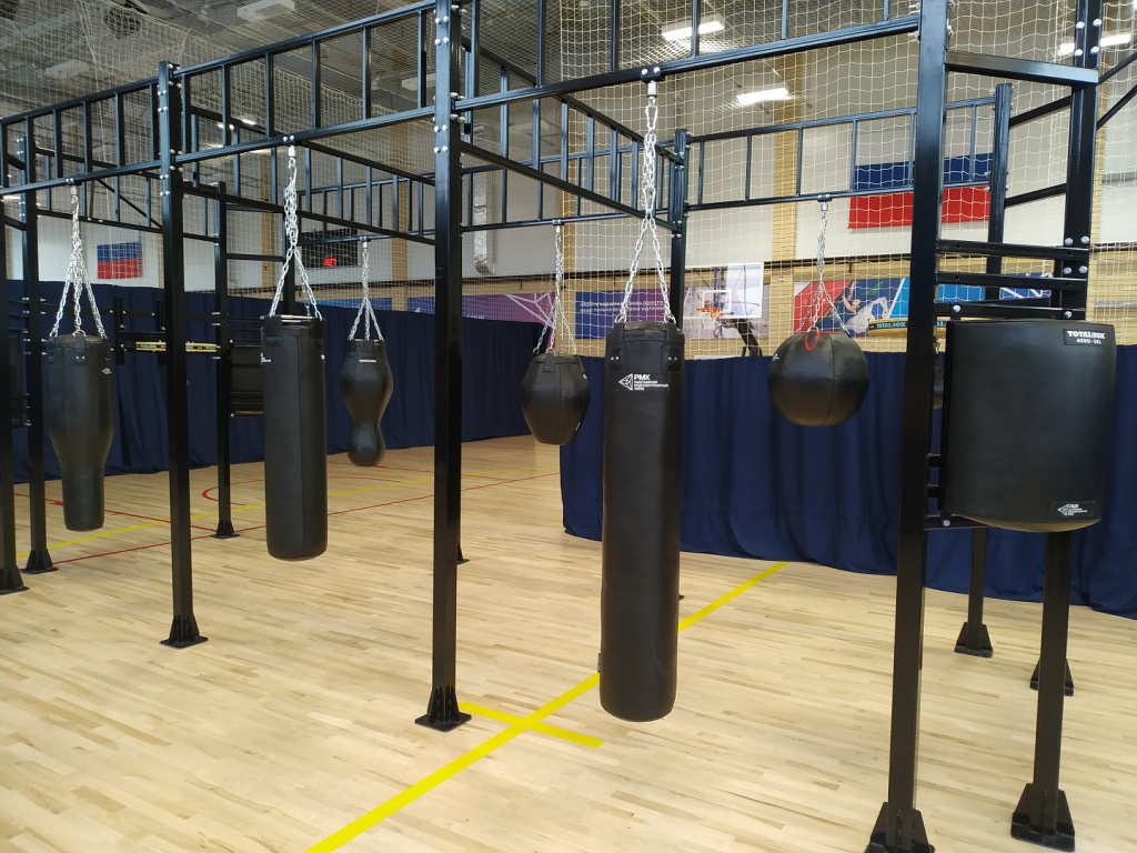 Тренировочный комплекс на металлической боксерской раме