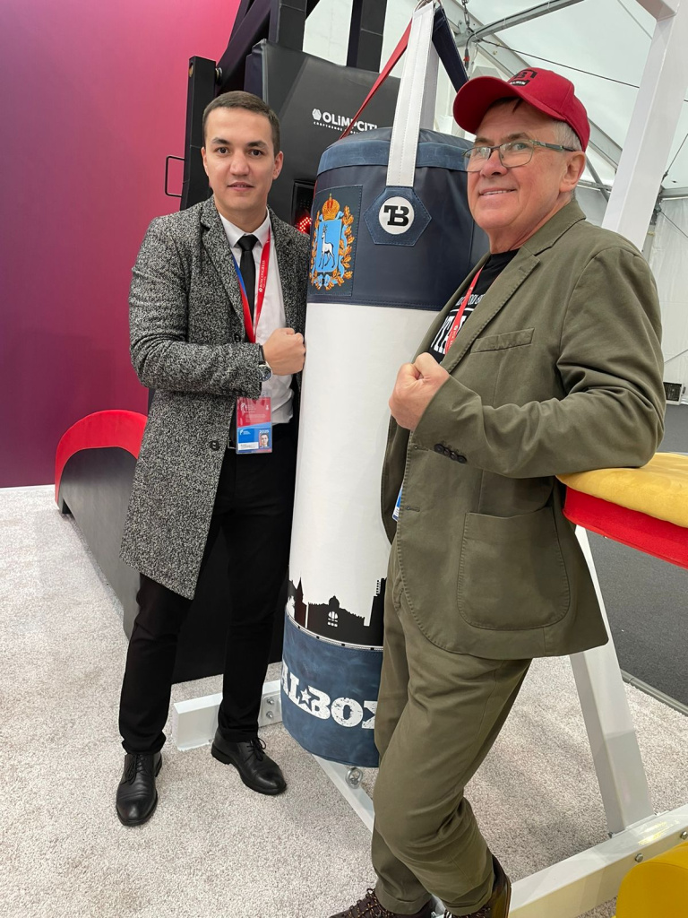 Директор ООО "Центр Спорт" Олюнин А.Н. и руководитель Управления физкультуры и спорта Тольятти Юлдашев Р.Б..jpg