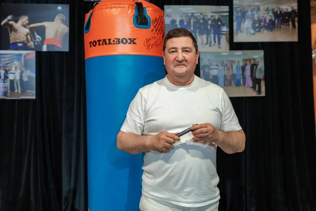 Раимкуль Худойназарович Малахбеков оставляет автограф на мешке TOTALBOX