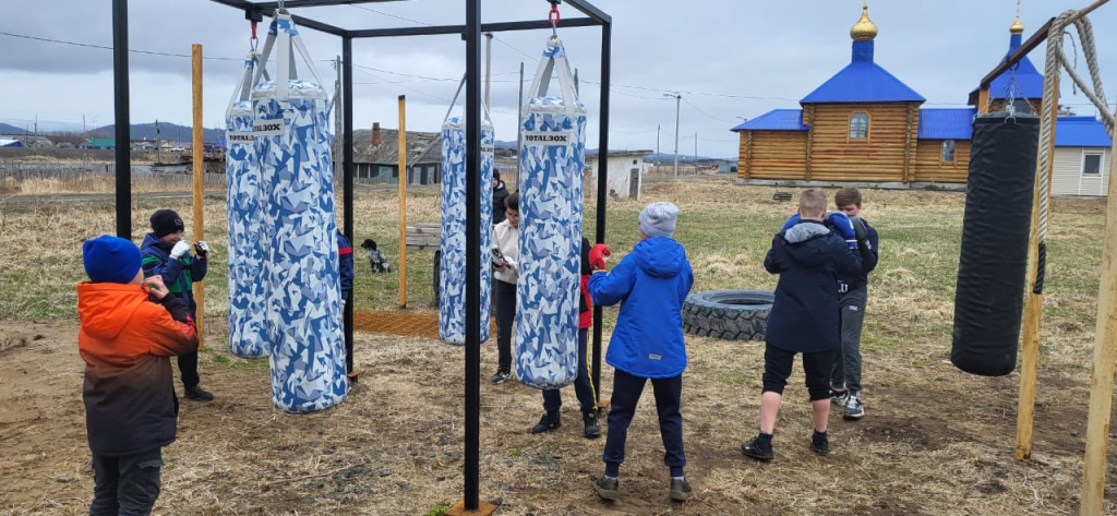 Уличная спортплощадка с боксерским оборудованием в Южно-Сахалинске